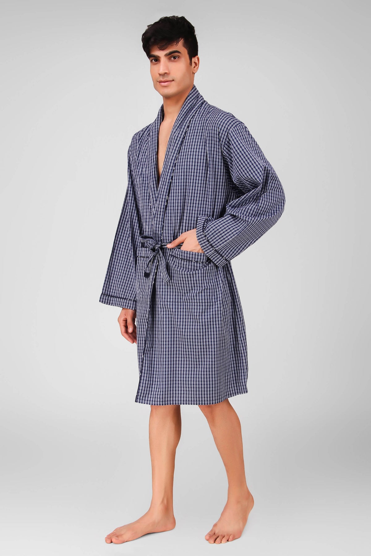 Stylish men's checkered robe, perfect for comfort and relaxation.