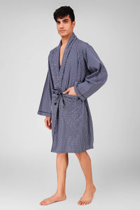 Stylish men's checkered robe, perfect for comfort and relaxation.
