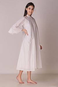 Elegant backless dress and gown in white fabric.