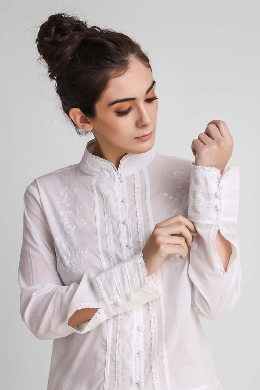 Elegant white Clarisse pyjama suit with lace details and buttoned cuffs.