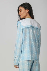Sailor pyjama suit in light blue with floral pattern.