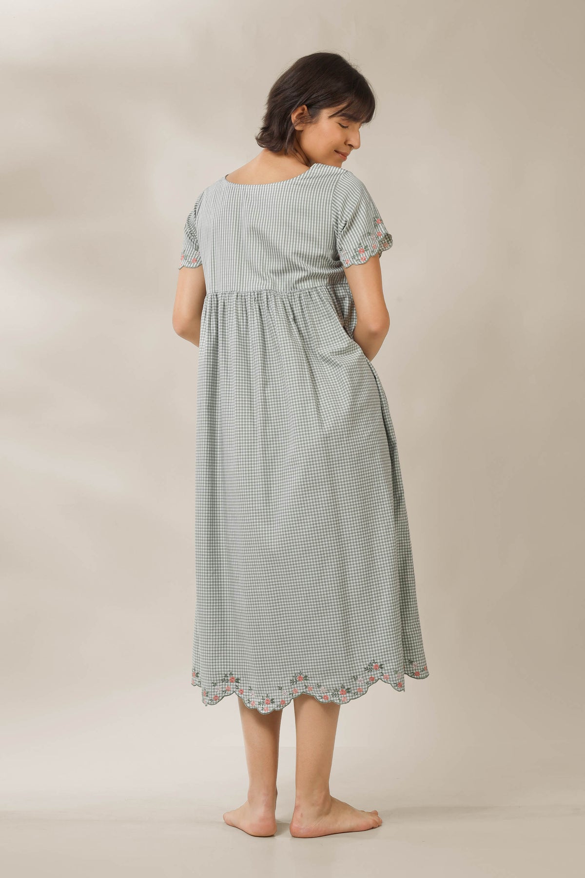 Seena, Dress