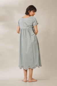 Seena, Dress