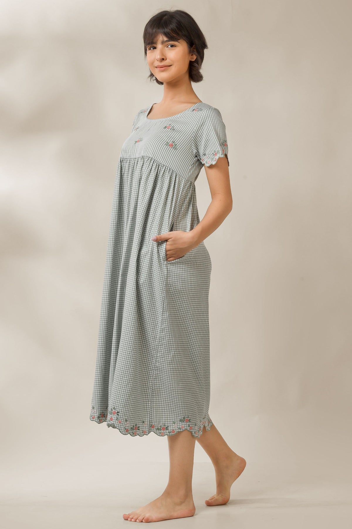 Seena, Dress