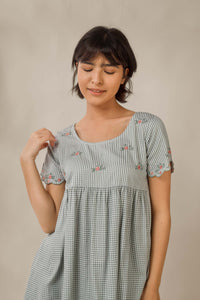 Seena, Dress