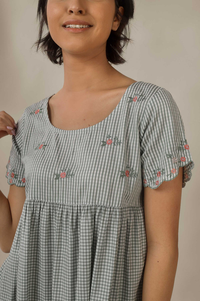 Seena, Dress