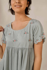 Seena, Dress