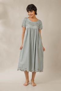 Seena, Dress