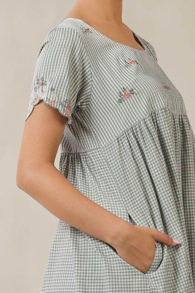 Seena, Dress