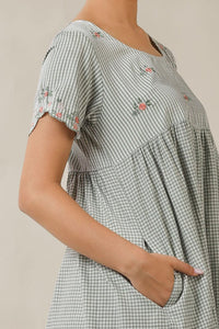 Seena, Dress