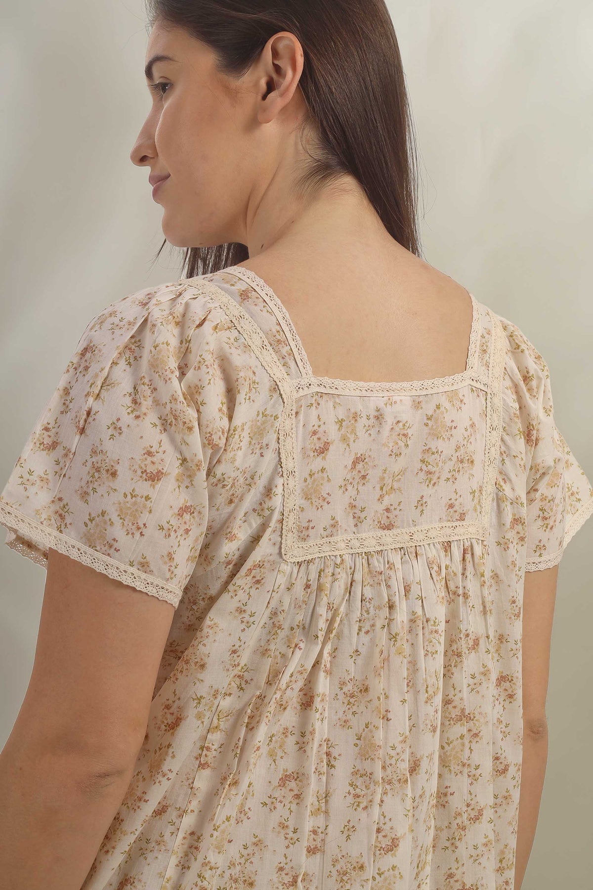 Vina, Nightdress