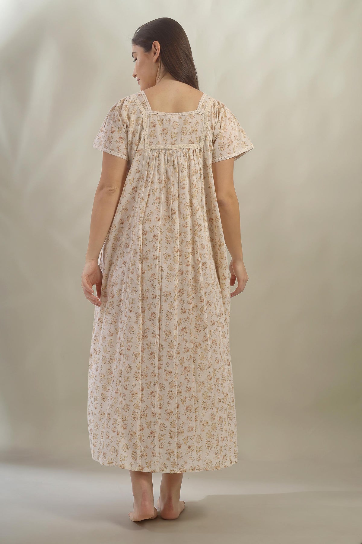 Vina, Nightdress