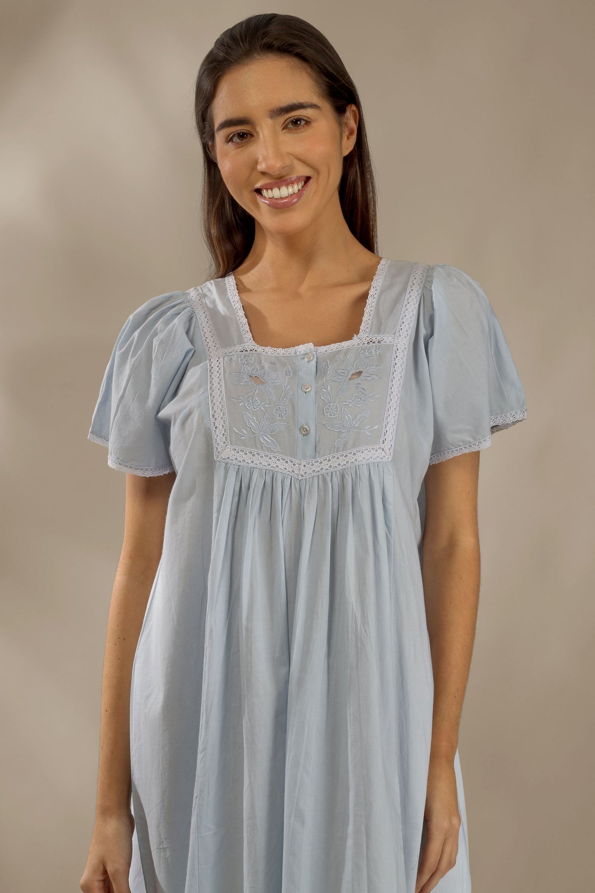Vina, Nightdress