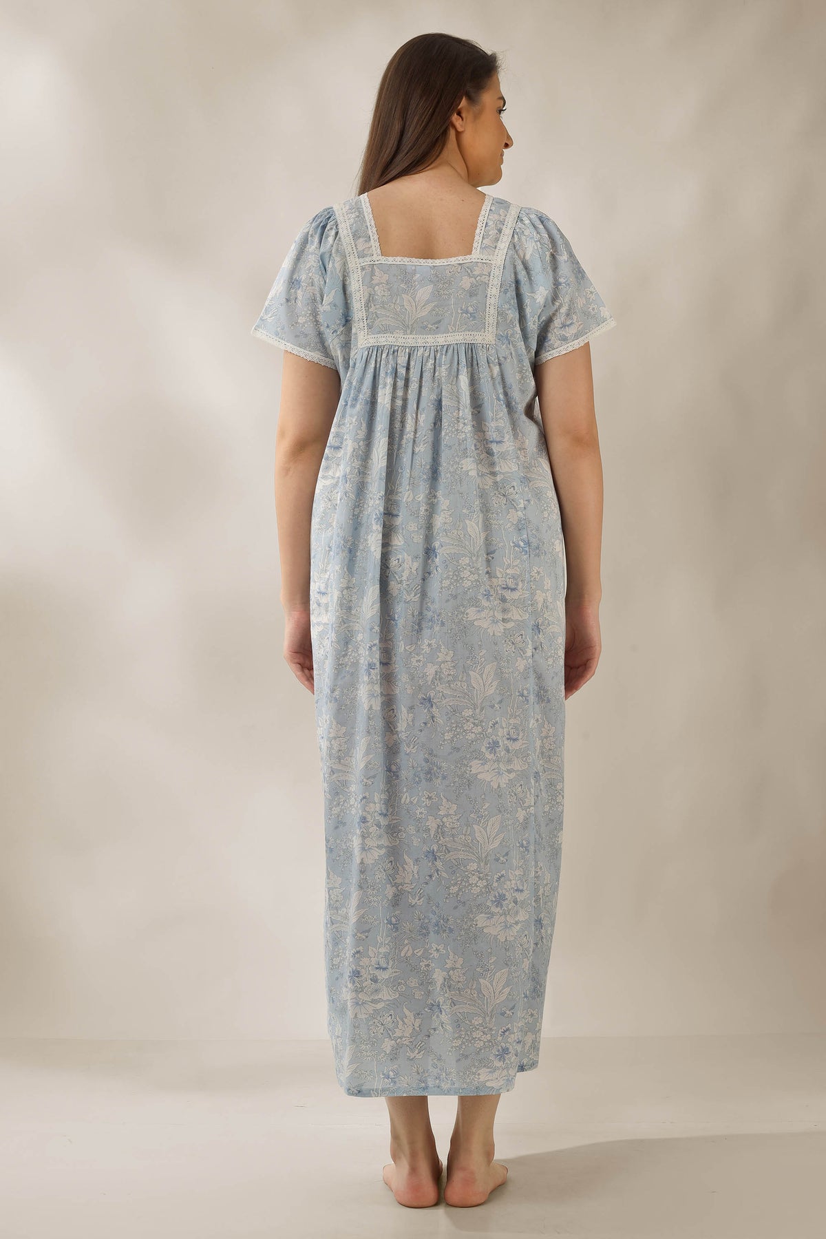 Vina, Nightdress