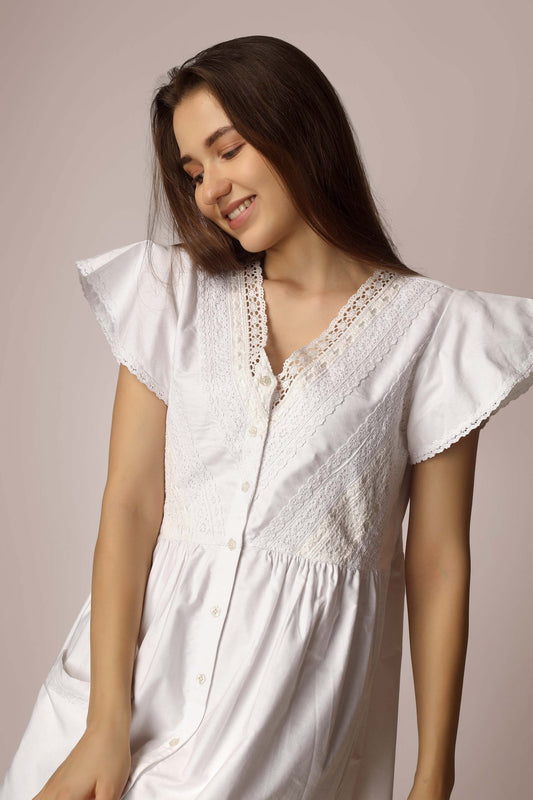 Enola, Dress