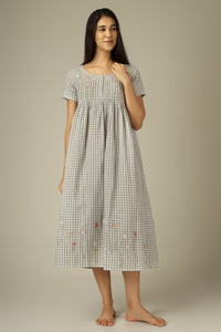 Daisy, Dress