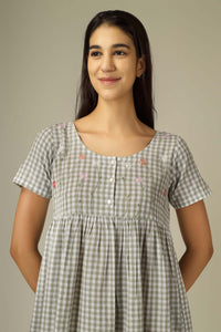 Daisy, Dress