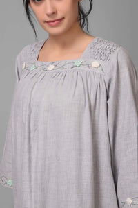 Lizzy, Nightdress