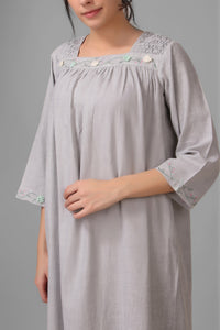 Lizzy, Nightdress