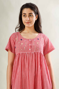 Daisy, Dress