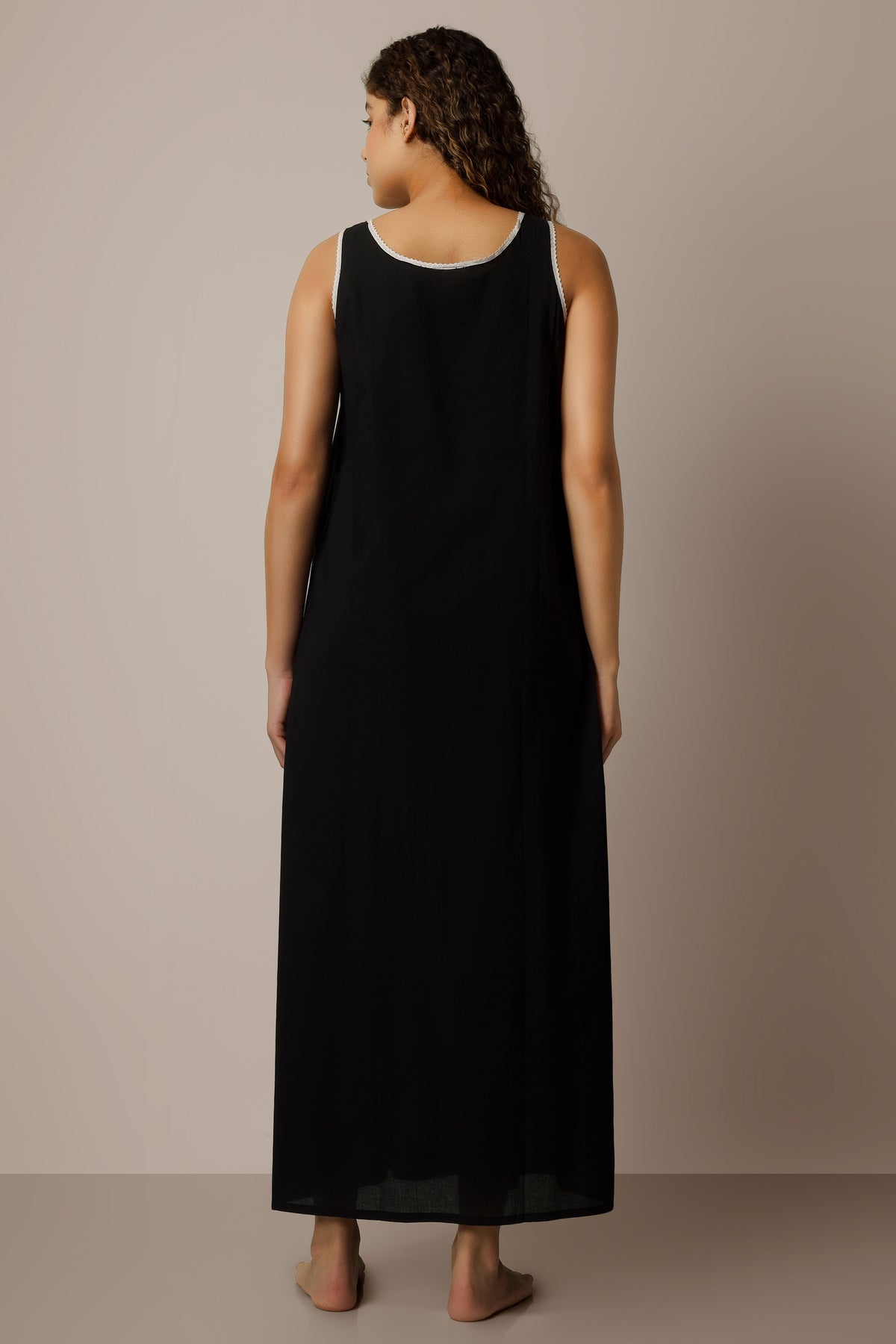 Sara, Nightdress
