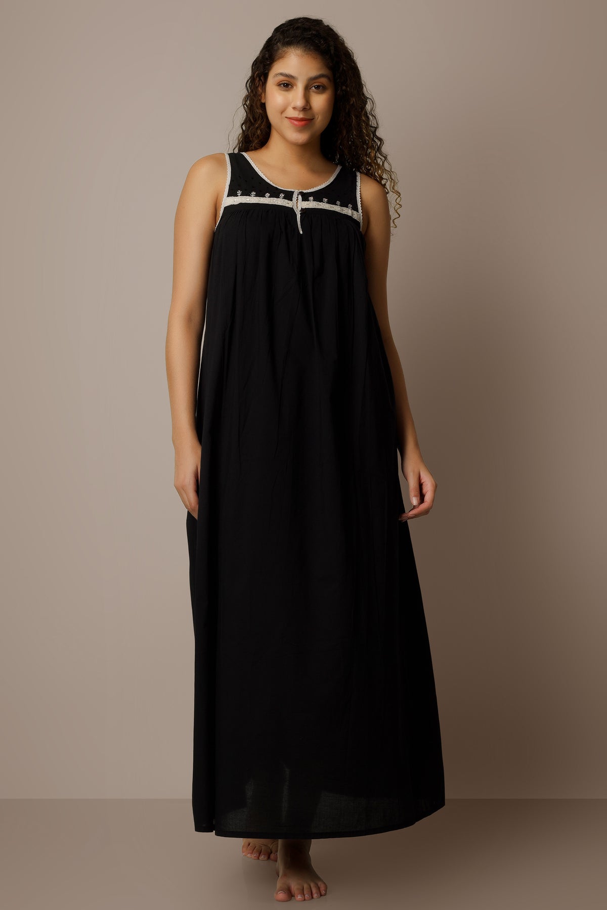 Sara, Nightdress