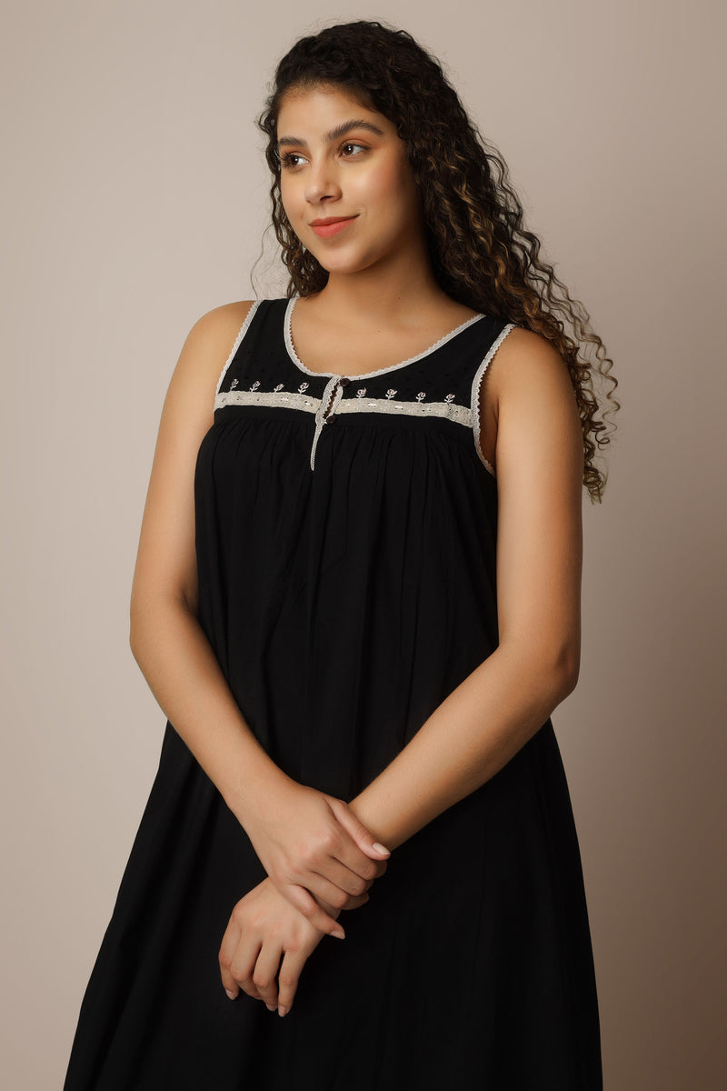 Sara, Nightdress