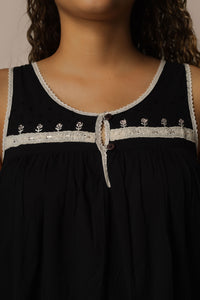 Sara, Nightdress