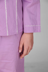 Close-up of Judith Pyjama Suit in lavender with delicate trim detailing.